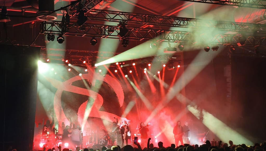 Irie Révoltés live im Schlachthof Wiesbaden, Foto von der Bühne mit roter und grüner Beleuchtung