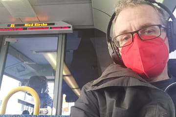 Der Autor mit roter FFP2-Maske in der Straßenbahn 21 auf dem Rückweg von der Uniklinik Frankfurt