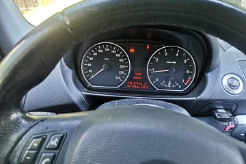 Armaturenbrett eines 1er-BMW mit Tacho und Drehzahlmesser