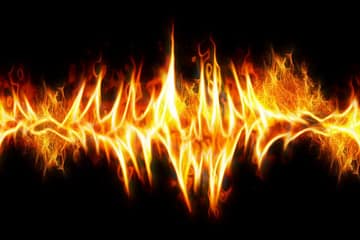 Flammenband vor dunklem Hintergrund